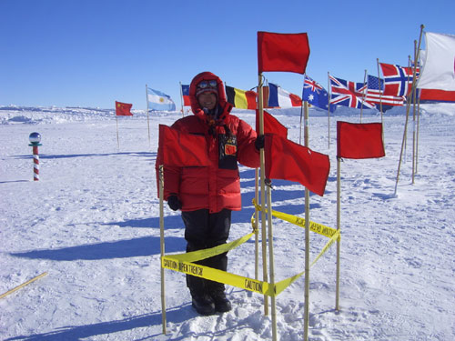 2005年（左）與2006年南極點（黃線之內）