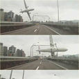 台灣客機撞橋墜河