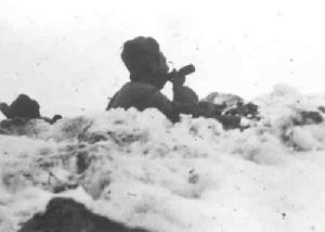 志願軍戰士在零下30攝氏度的陣地上打擊敵人
