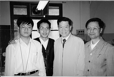 陳能寬（右二）在實驗室
