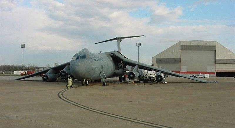 C-141因使用過度而產生的斷翼事故