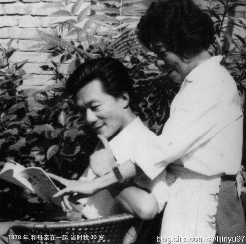 1979年侯耀文和母親