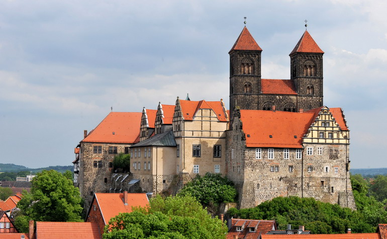 奎德林堡的牧師會教堂，城堡和古城