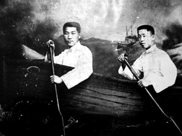 陳鏡湖（左）和同鄉杜真生