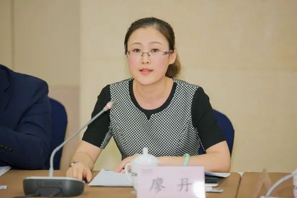 廖丹(海螺水泥證券事務代表) 廖丹(海螺水泥證券事務代表)