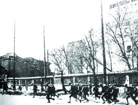 中國軍隊在長沙市區追擊日軍