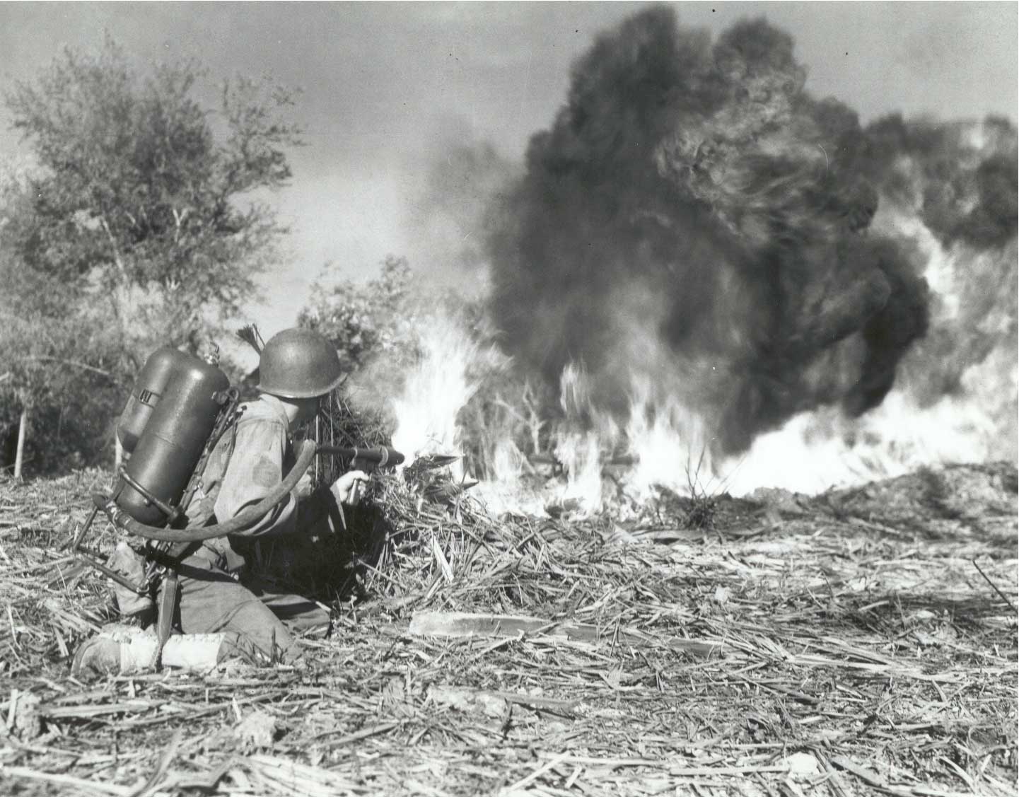美軍第33步兵師士兵使用M2-2噴火器