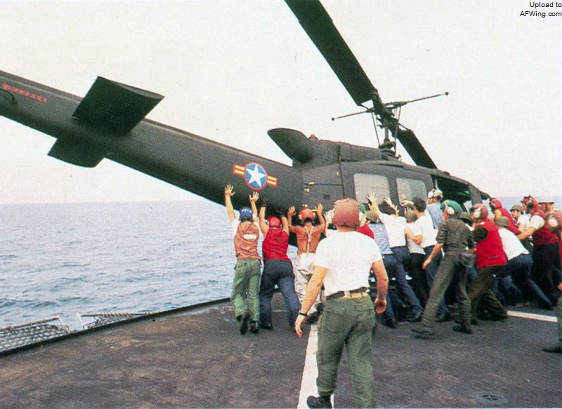 1975年，被中途島號拋棄的南越直升機