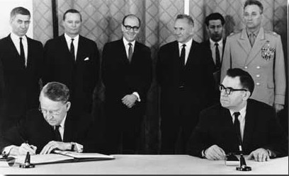 美國和蘇聯代表簽署《不擴散核武器條約》