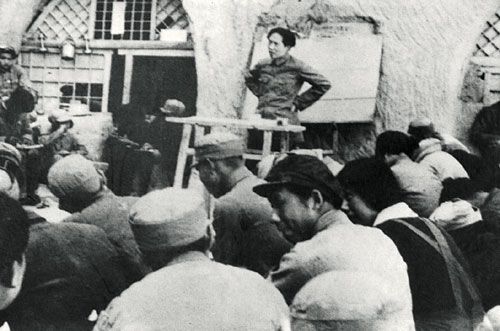 毛澤東主席給陝北公學學員講課