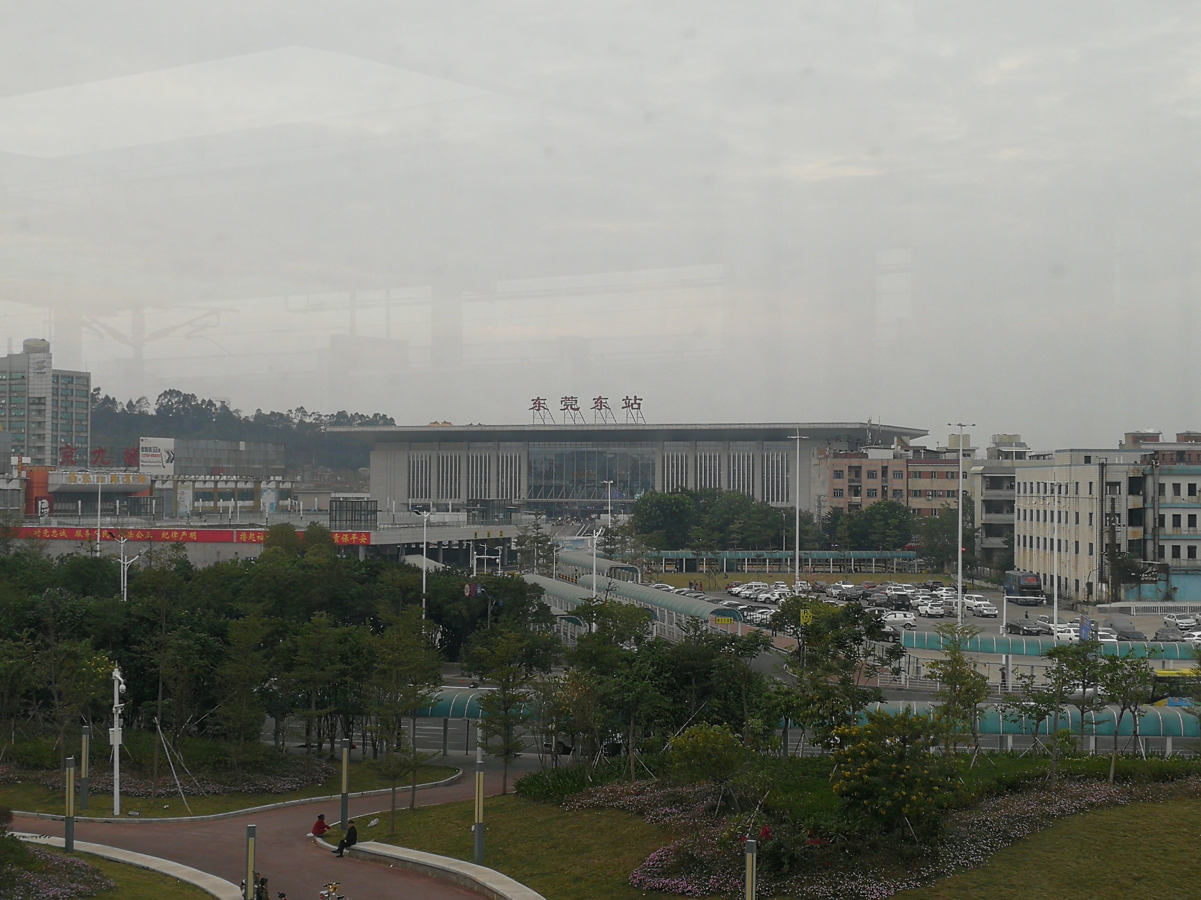 2015年竣工使用的東莞東站及其周邊場景