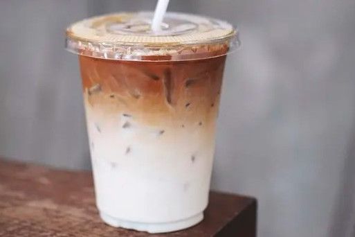 生椰拿鐵(一種由新鮮椰子汁和濃縮咖啡混合而成的飲品) 生椰拿鐵(一種由新鮮椰子汁和濃縮咖啡混合而成的飲品)