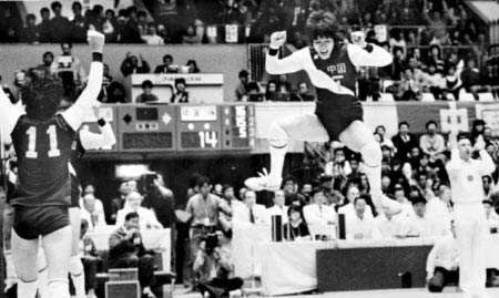 女排85年世界盃奪冠 郎平激動跳起.