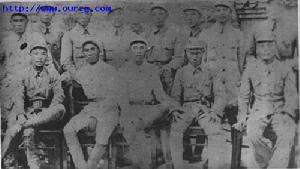 1945年，吳瑞林（前排左1）在解放臨沂戰後