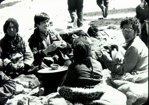 管祥麟1985年在青海省塔爾寺訪問藏族