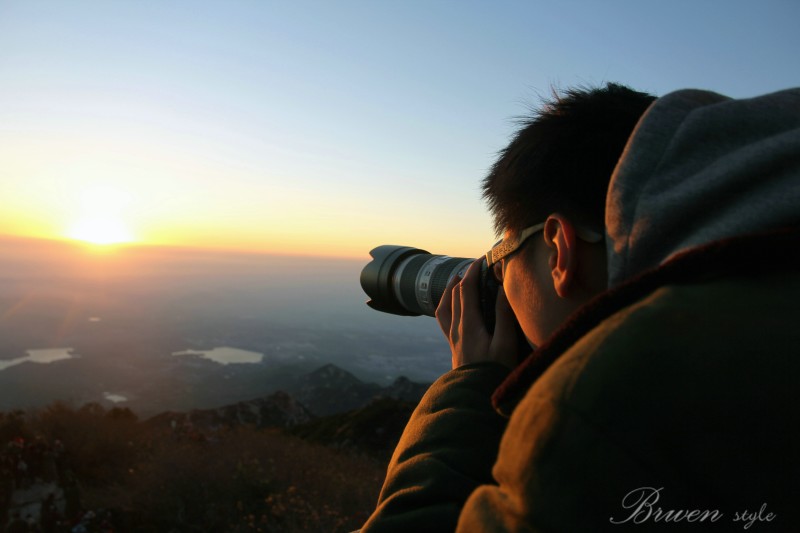 呂博文在泰山拍攝日出