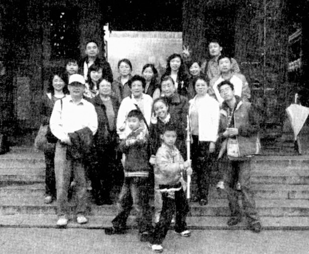 一家人在台灣合影，中間兩老左為田，右為盧
