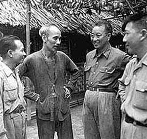 武元甲（左1）與胡志明、陳賡在越南