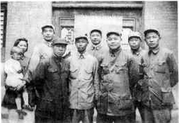 1947年靖任秋(前左三)任二野十縱參謀長
