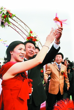 王楠與丈夫郭斌在婚禮儀式上