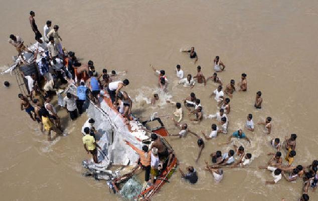 4·19印度大巴墜河事故