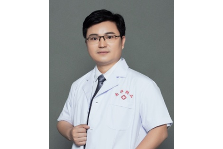 楊鋒(南華大學附屬第二醫院醫療美容科主任) 楊鋒(南華大學附屬第二醫院醫療美容科主任)
