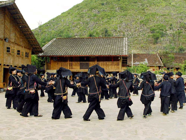 那坡黑衣壯風情園