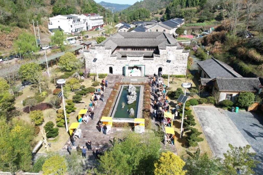 聖塘村(浙江省仙居縣步路鄉下轄村) 聖塘村(浙江省仙居縣步路鄉下轄村)