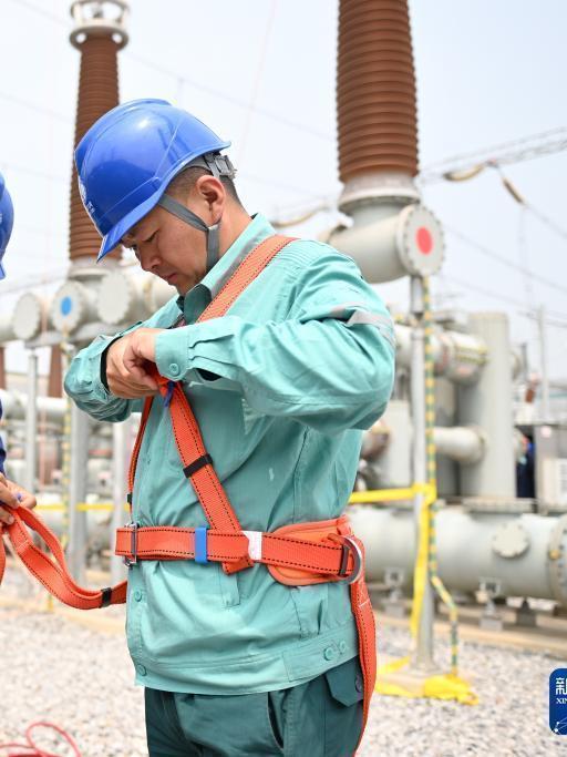 馮正軍(河北省保定供電公司變電檢修中心電氣試驗二班班長) 馮正軍(河北省保定供電公司變電檢修中心電氣試驗二班班長)
