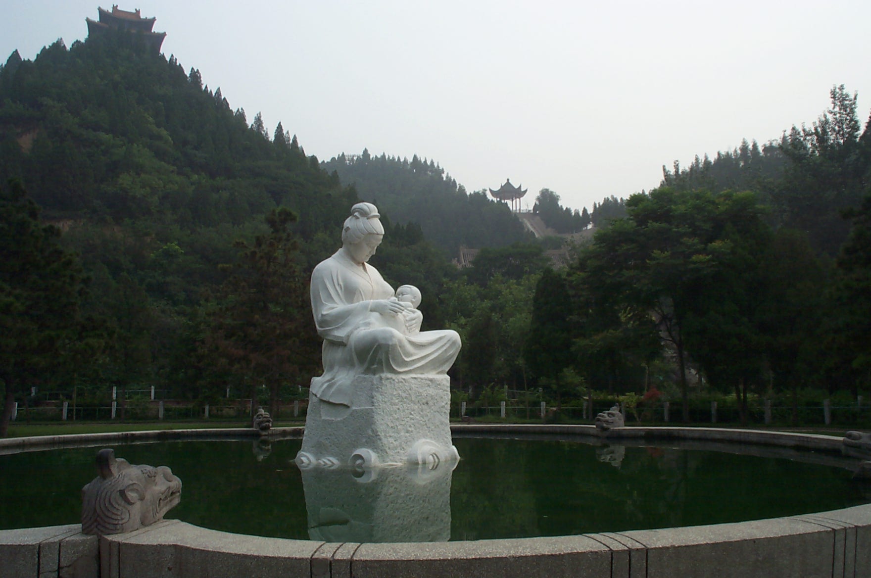 鄭州黃河遊覽區中的黃河母親像