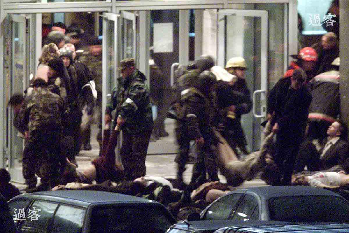 2002年莫斯科劇院人質事件，將人質抬出的阿爾法特種部隊