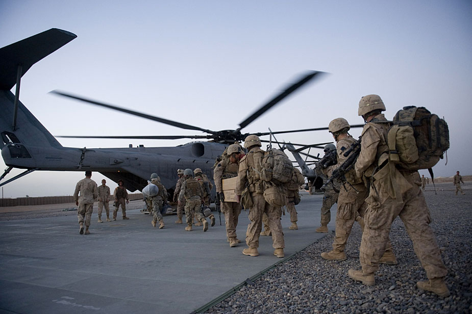 美軍陸戰隊士兵準備搭乘CH53直升機