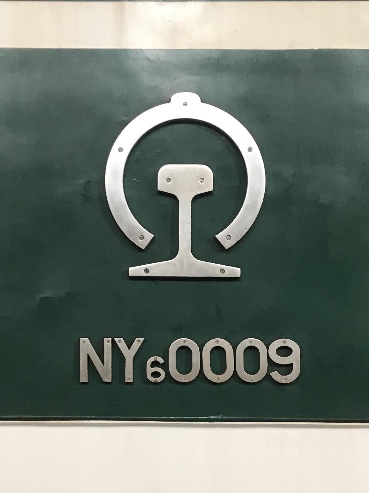 NY6型0009號機車中間的路徽