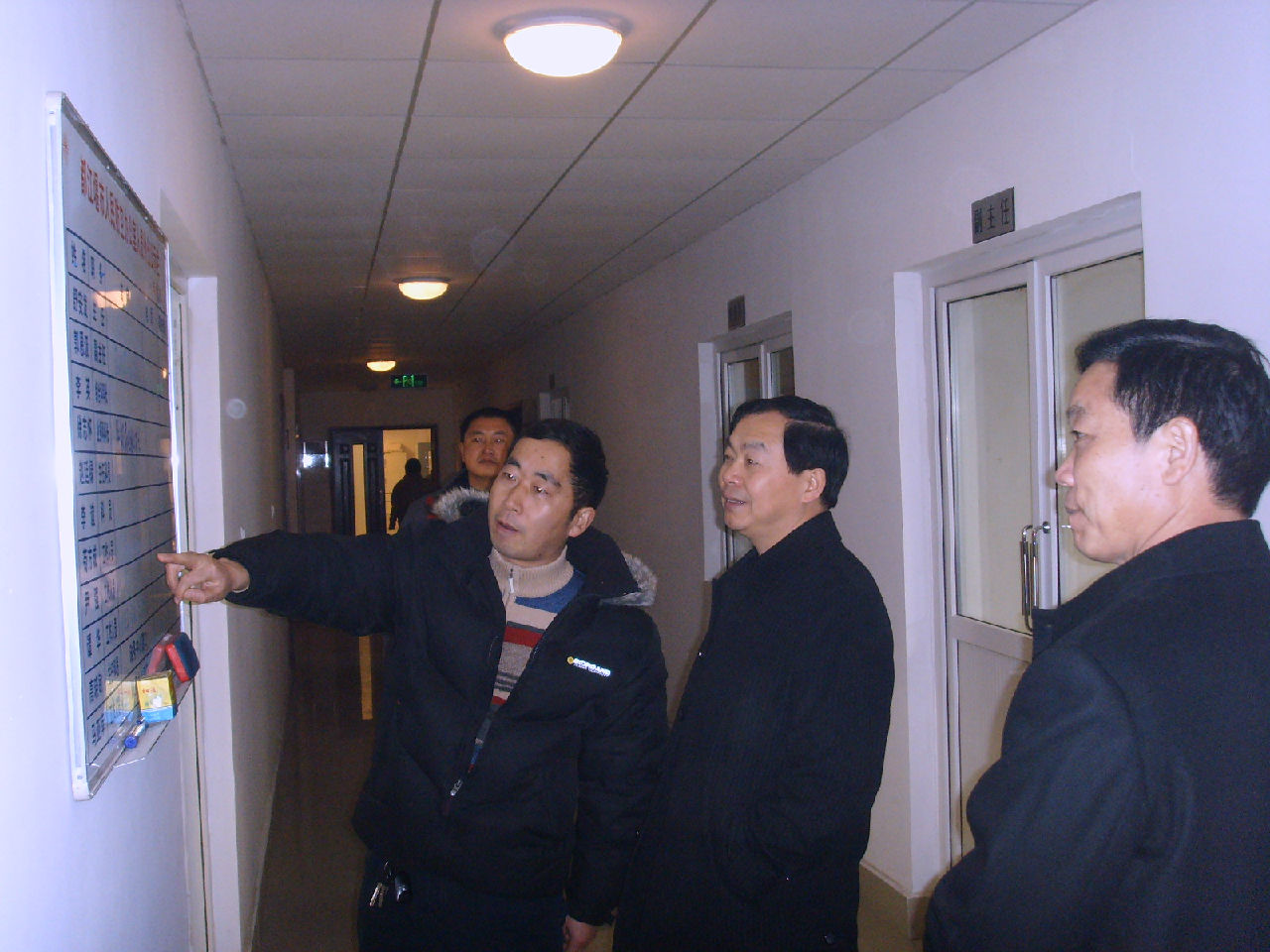 2009年1月，喻克彬（右二）在都江堰市調研