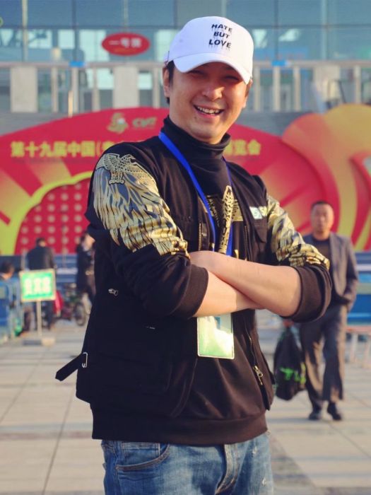 張榮(大型活動晚會導演景區演藝策劃) 張榮(大型活動晚會導演景區演藝策劃)
