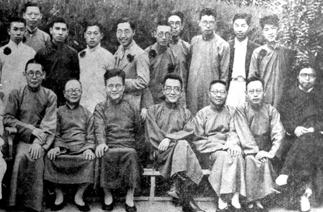 1937年北京大學中文系畢業生合影上的鄭天挺（前排右三）