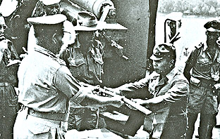 日本占領軍山村少將正式向聯軍指揮官艾斯狄克準將繳械投降