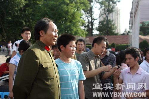 2009中國紅歌會現場 觀眾爭相與繆世璇留影