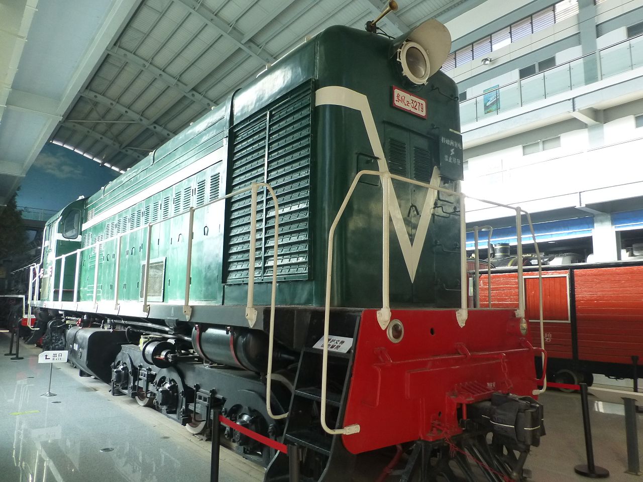 在雲南鐵路博物館保存展示的東風2型3279號機車