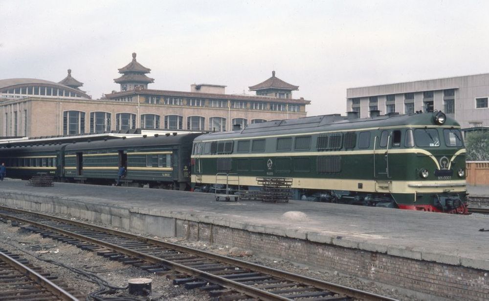 NY6型0003號機車牽引旅客列車在北京站