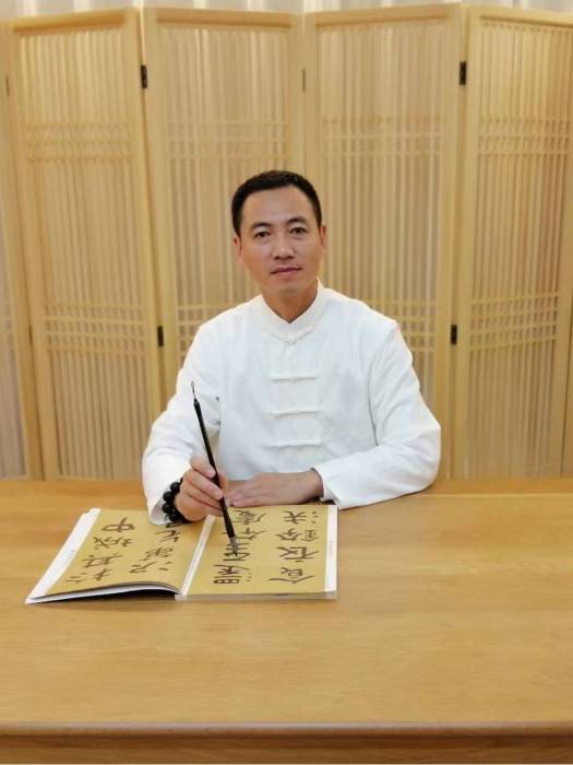 於鵬(墨品軒書畫院院長) 於鵬(墨品軒書畫院院長)
