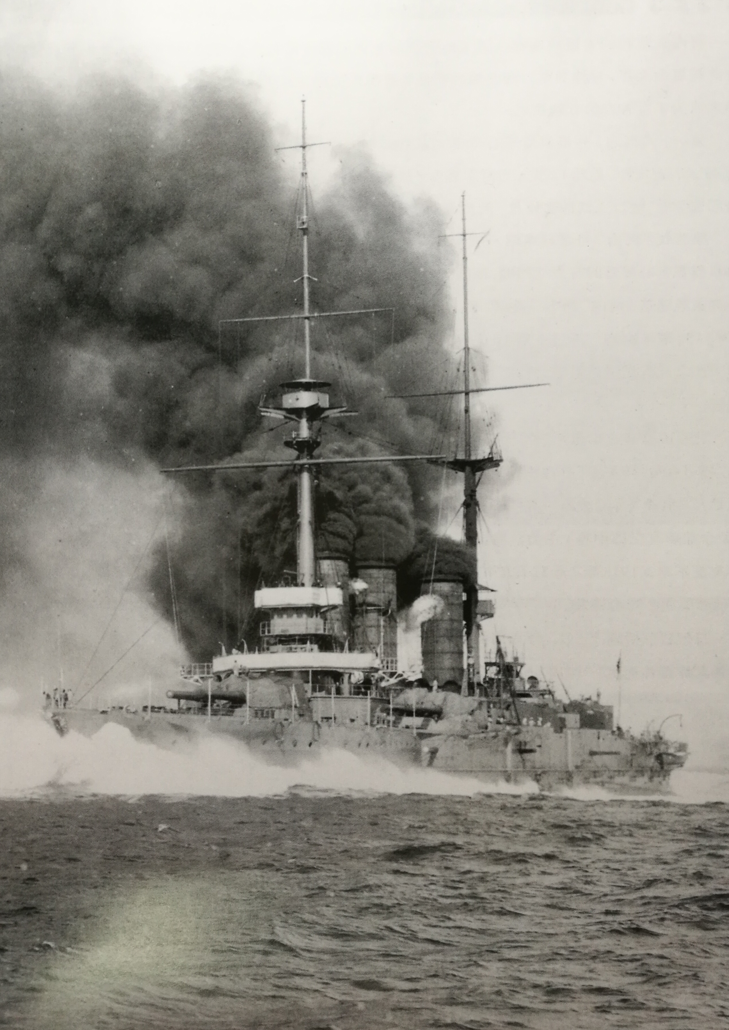 1910年在伊予灘平群島海域全速試航中的安藝，當時世界上最大戰艦