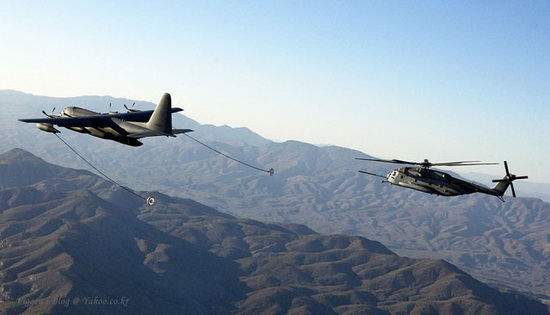 KC-130為CH-53運輸直升機進行空中加油