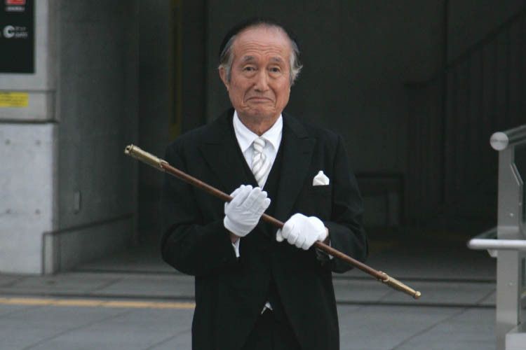 老爺子(日本特攝劇《假面騎士Kabuto》中的角色) 老爺子(日本特攝劇《假面騎士Kabuto》中的角色)