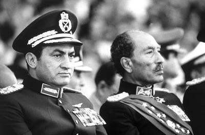 時任埃及副總統的穆巴拉克（左）和薩達特