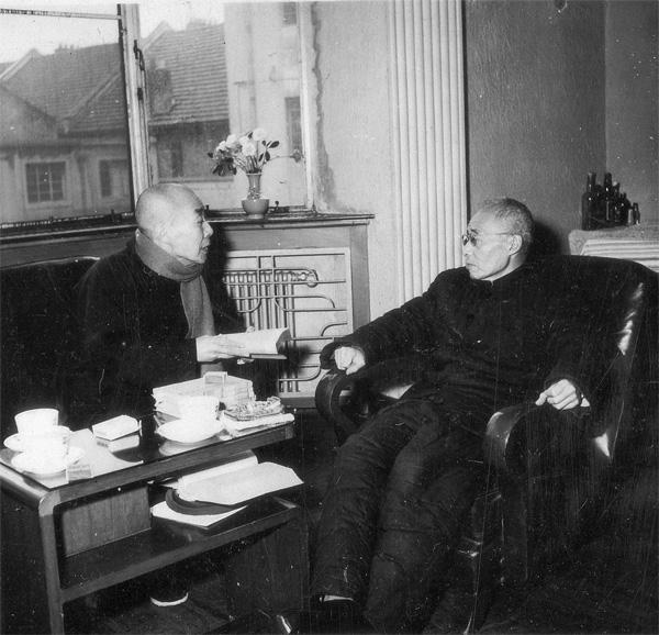 華東師範大學兩位一級教授呂思勉(左)與孟憲承晤談