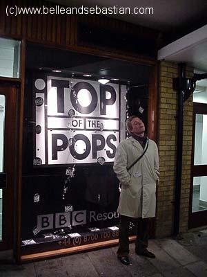 Stuart站在BBC&#39;Top of Pops&#39;錄製室前