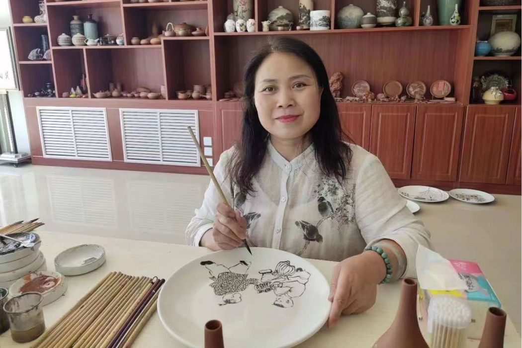 李彩玲(白銀市美術家協會會員) 李彩玲(白銀市美術家協會會員)