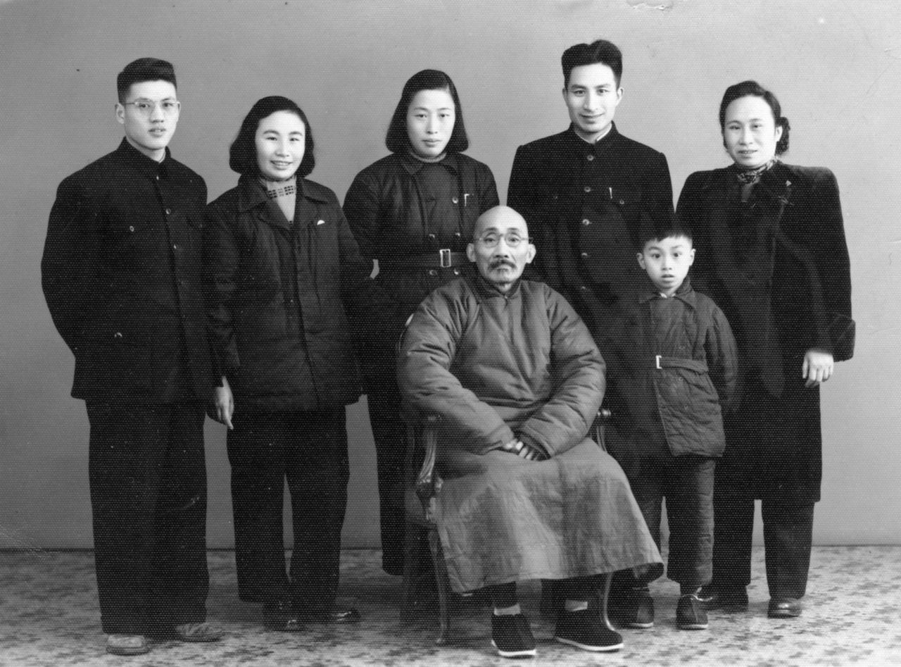 葛琴與父親葛沐春及家人在常州(1953年)