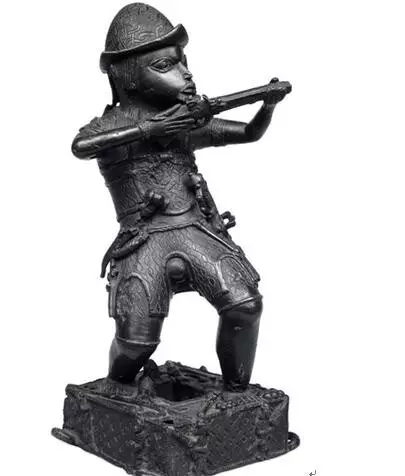 西非風格的葡萄牙士兵銅雕